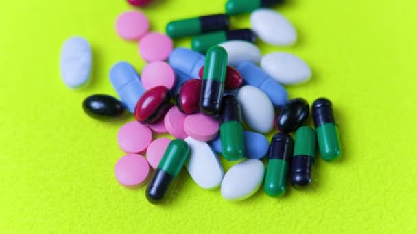 Красочные Медицинские Таблетки Таблетки Капсулы Вращаются Близко Белые Синие Коричневые — стоковое видео
