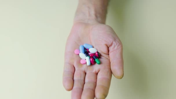 Pilha Comprimidos Coloridos Comprimidos Encontra Mão Senil Pessoa Irreconhecível Medicamentos — Vídeo de Stock