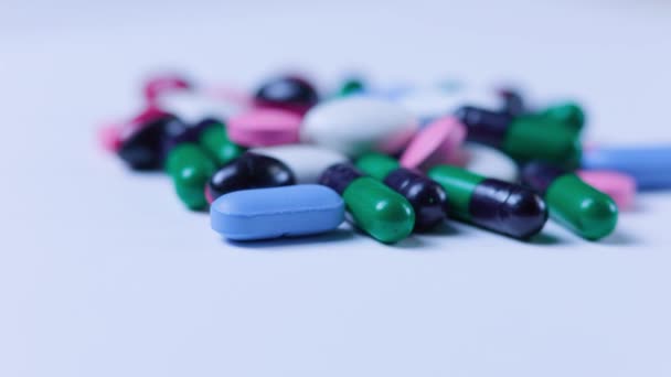 Selectieve Focus Wazig Stapel Van Verschillende Gekleurde Medische Pillen Drugs — Stockvideo