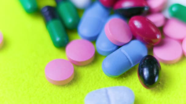 Färgglada Medicinska Tabletter Piller Och Kapslar Roterande Närbild Vita Blå — Stockvideo