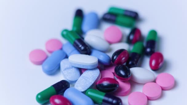 Rozmazané Pozadí Barevné Lékařské Tablety Pilulky Tobolky Rotující Zblízka Předávkování — Stock video