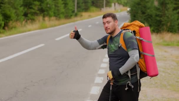 Embarque Uma Viagem Cativante Com Jovem Caminhante Caucasiano Com Polegar — Vídeo de Stock