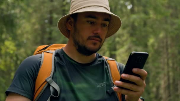 Experimente Conectividad Desierto Con Excursionista Estadounidense Que Combina Perfección Serenidad — Vídeo de stock