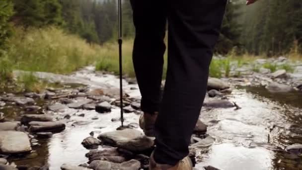 河流节拍在自然旅行中远足者的特写视图 当他踏上远足的征程 探索河流时 他的脚步声焕然一新 步履维艰 — 图库视频影像