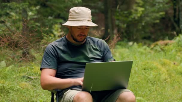 Doświadcz Magii Ucieczki Biura Świeżym Powietrzu Jako Młody Turysta Laptopem — Wideo stockowe