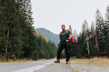 Heyecan verici bir yürüyüş macerasında İspanyol bir gezgine katıl büyüleyici bir yolda yürü ve doğanın sakinliğini hisset..