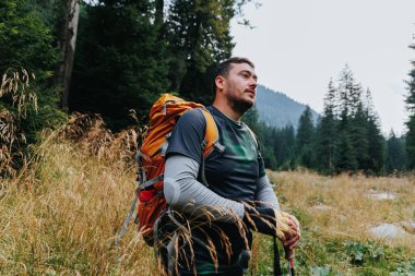 Sağlıklı bir yaşam tarzının özünü somutlaştıran, neşeli bir Kafkas yürüyüşçüsü, ormanlık alanda seyahatler, sırt çantalarını sıkıca yerleştirip, doğaya bir keşif gezisi düzenler..
