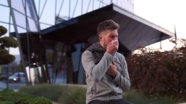 Genç, sakallı, Amerikalı bir adamın grip hastalığını araştırın. Sık sık hapşırarak ve sokaklarda öksürerek..