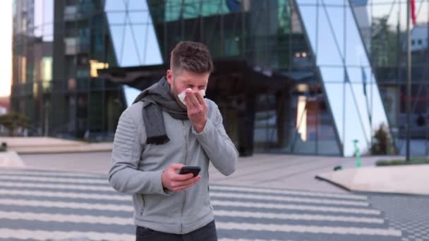 Zdravotní Pohotovost Mladý Muž Čelí Chřipce Smartphone Ruce Uprostřed Kašle — Stock video