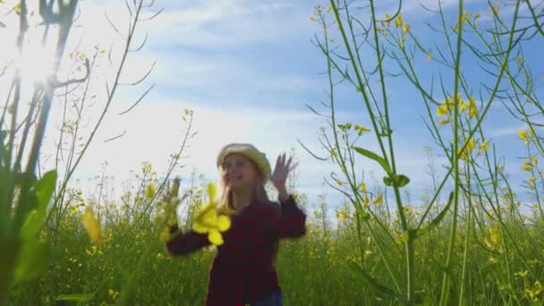 Menina Feliz Salta Durante Dia Sol Campo Colza Amarela Conceito — Vídeo de Stock