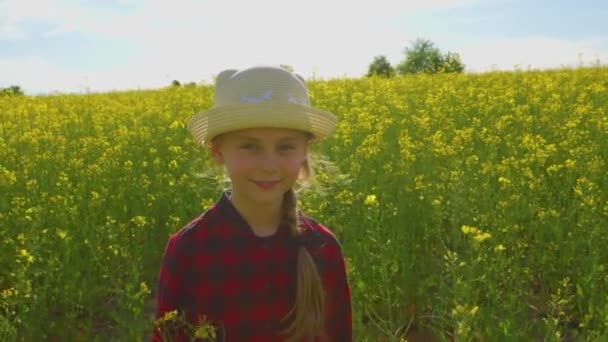 Egy Boldog Kislány Portréja Amint Sétál Rét Virágzó Repcemagmezején Biogazdaságban — Stock videók