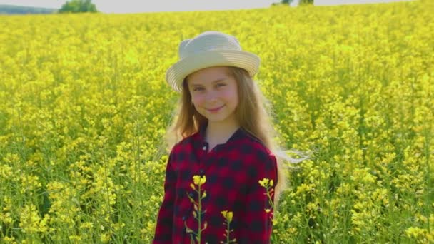 Αμερικανική Φάρμα Χαμογελαστό Κορίτσι Ξανθά Μαλλιά Και Καπέλο Ματιά Κάμερα — Αρχείο Βίντεο