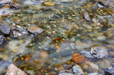 Dağ nehirleri, uzun bir maruz kalma tekniğiyle gelişir. Kayalık arazilerde dolaşırken suyun ipeksi dokusunu ortaya çıkarır. Huzur ve ahenk hissi yaratır..
