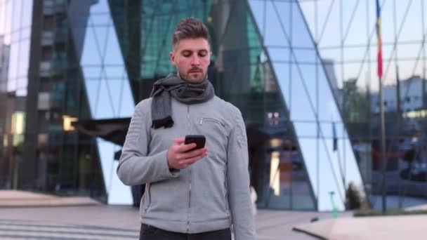 Griff Des Grippe Smartphones Ertragen Tote Jugendliche Husten Niesen Und — Stockvideo