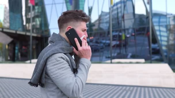 Dijital Teşhis Genç Mans Akıllı Telefonu Mevsimsel Hastalıklara Karşı Savaş — Stok video
