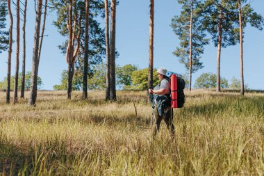 Görsel bir serüvene binin. Biz de iri yarı bir Amerikan kadınını takip ediyoruz. Doğanın göbeğinde büyüleyici bir yürüyüş gezisinde tek başına yürüyecek. Onun güçlü yolculuğuna katılın.,