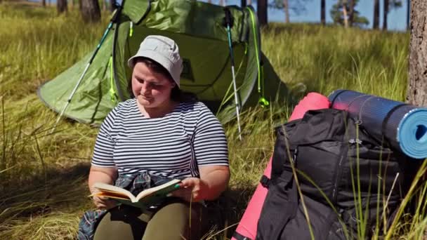 Inima Relaxării Femeie Dimensiuni Mari Citind Carte Mijlocul Unei Călătorii — Videoclip de stoc