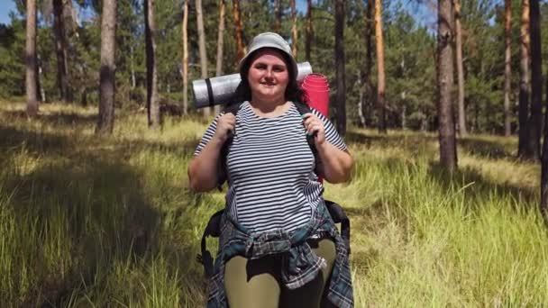 Libertad Video Conmovedor Alma Con Una Mujer Con Sobrepeso Mirando — Vídeo de stock