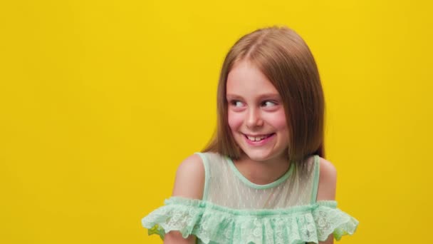 Vrij Schattig Meisje Kind Verdachte Grijns Gezicht Geïsoleerd Gele Achtergrond — Stockvideo