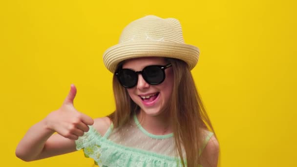 Sevmek Onaylamak Stüdyo Portresi Güneş Gözlüklü Şapka Jestli Küçük Bir — Stok video
