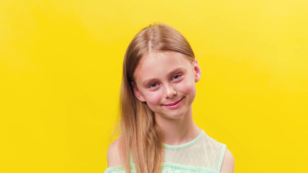 Портрет Дівчинки Кавказу Яка Дивиться Камеру Посміхається Перед Нами Усміхнена — стокове відео