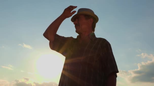 Lenyugvó Nap Arany Ölelésében Egy Elégedett Idős Farmer Büszke Bajusszal — Stock videók