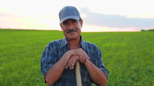 Güneş Ufukta Batarken Bıyığıyla Tanınan Memnun Bir Erkek Çiftçi Tarım — Stok video