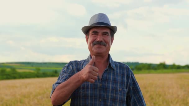 Índio Americano Homem Satisfeito Agricultor Olhando Para Câmera Mostrando Polegar — Vídeo de Stock