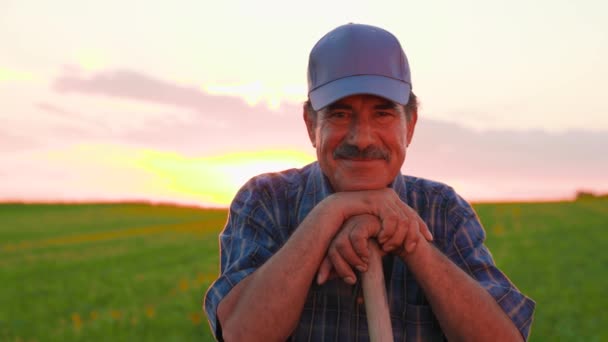 Verblassenden Tageslicht Hält Ein Älterer Hispanischer Bauer Mit Schnurrbart Inne — Stockvideo