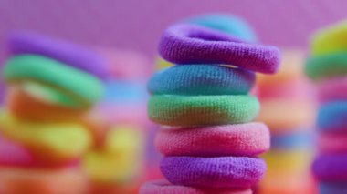 4K görüntülerindeki renk dansına tanık olun. Odaklanamayan bir grup lastik, mor, pembe ve menekşe tonlarını vurgulayarak dinamik daireler çiziyor..