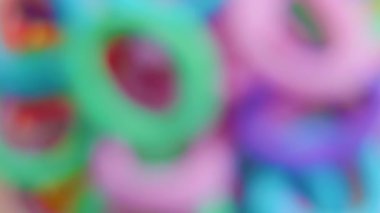 Renkler dinamik bir gradyanda zarifçe ilerlerken 4K görselleri büyüleyen deneyim. Bu soyut, bulanık çekim gökkuşağı renklerini fütüristik ve sanatsal bir yetenek için birleştirir..