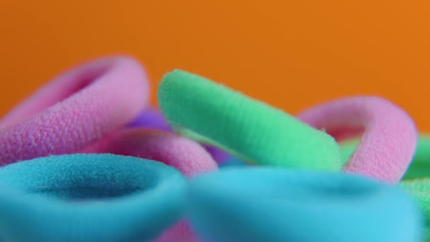 Исследуйте Динамичный Мир Разноцветных Резиновых Лент Этом Видео Оттенки Фиолетового — стоковое видео