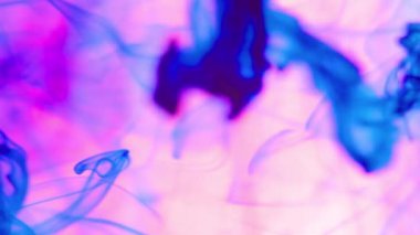 Bu 4K görüntüde suya düşen mürekkep rengi karışımının büyüleyici güzelliğini görün. Kırmızı, mavi, turuncu ve sarı pigmentler zarif bir şekilde dans ediyor.,