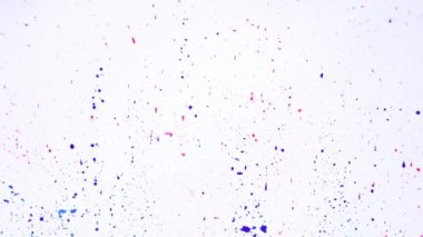 Beyaz boyanın üzerinde suyla dans eden parlak yağlı boyaların ritmik akışının tadını çıkarın. Mavi ve pembe renklerin büyüleyici bir karışımını ortaya çıkarıyorlar. Seçici odaklı soyut arkaplan,