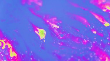 Bu videonun canlı tuvali, parlak mavi ve pembe yağlı boyaların beyaz boya üzerinde zarif bir şekilde aktığı yer. Renklerin güzel karışımını vurgulayan seçici odaklı soyut arkaplan,