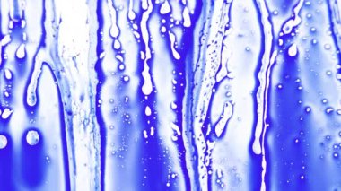 Bu büyüleyici videoyla canlı ifadelerin dünyasına adım atın, beyaz boya üzerinde suyun içindeki parlak yağlı boyaların akışkan dansını gösterin. Maviyle pembenin büyüleyici karışımı,