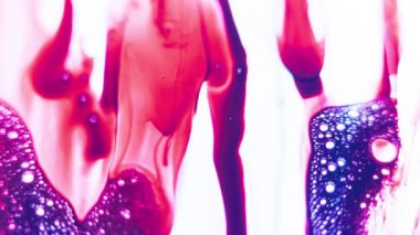 Parlak yağlı boyaların sanatsal zarafeti beyaz boya üzerinde zarif bir şekilde süzülüyor, büyüleyici bir mavi ve pembe karışımı yaratıyor. Özenli odaklı soyut arkaplan güzel bir sunum yapar