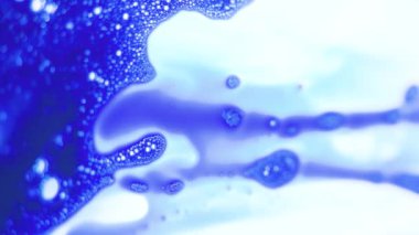 Parlak yağlı boyaların akışkan güzelliği, mavi ve pembenin gölgelerinin beyaz boya üzerinde canlandığı yerde keyif verir. Seçici odaklı soyut arkaplan güzel bir renk karışımını ortaya koyar,