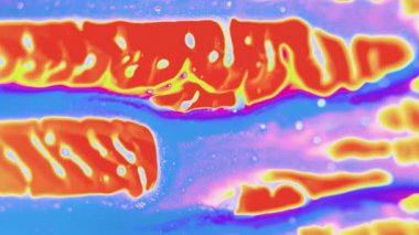 Bu büyüleyici videonun yaratıcılığı, beyaz boyanın üzerindeki sudaki parlak yağlı boyaların akışkan zarafetini yakalıyor. Mavi ve pembe renklerin büyüleyici karışımı soyut bir arka planda ortaya çıkar.,