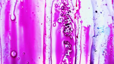 Bu büyüleyici videoyla, parlak yağlı boyaların beyaz boya üzerindeki akışkan hareketlerini gösteren renkli danslar. Maviyle pembenin büyüleyici karışımı,