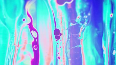 Bu büyüleyici videoyla renkli bir dünyaya dalın, beyaz boyanın üzerindeki parlak yağlı boyaların zarif akışına yer verin. Renklerin hoş karışımı soyut bir arkaplan yaratır