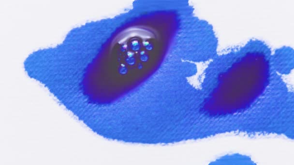Захоплюючому Русі Яскравих Олійних Фарб Створюючи Красивий Потік Синього Рожевого — стокове відео