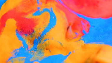 Dönen plastiğin 4K görüntüsüyle büyüleyici bir yaratıcılık gösterisine adım atın. Yakın plan görünümü çok renkli soyut bileşimi vurgular,