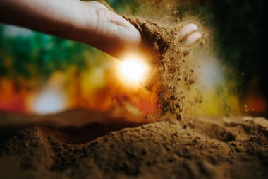 Zamanda yakalanan barışçıl bir an. Ellerin toprağı nazikçe işleyerek yeni bir hayat kurması gibi..