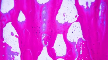 Bu büyüleyici videoyla duyusal bir yolculuğa çıkın, beyaz boya üzerinde parlak yağlı boyaların zarif dansını içeren. Mavi ve pembenin hoş karışımı soyut bir arkaplan yaratır.