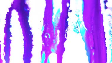 Bu büyüleyici videodaki renklerin dinamik güzelliğinin tadını çıkarın. Beyaz boya üzerinde parlak yağlı boyaların zarif akışına yer verin. Maviyle pembenin büyüleyici karışımı.,