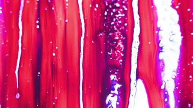 Beyaz boya üzerinde zarif bir şekilde akan parlak yağlı boyaların görsel senfonisini deneyin, büyüleyici bir mavi ve pembe karışımı sergiliyorlar. Seçici odaklı soyut arkaplan