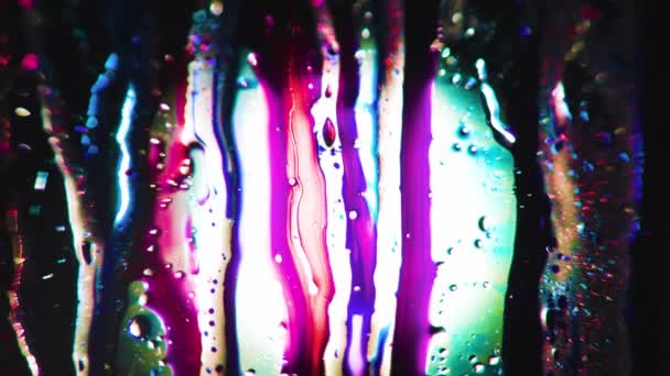 この魅惑的なビデオの色のダンスを救い 白いペンキの上の水の明るい油絵のエレガントな流れを特色にします 選択的な焦点によって強調された青とピンクの魅惑的なミックス — ストック動画