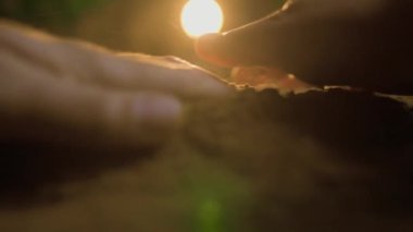 Zengin ve bereketli topraklar, büyüme ve bolluk potansiyelinin bir sembolü olan avucunun içinde beşiyorlardı..