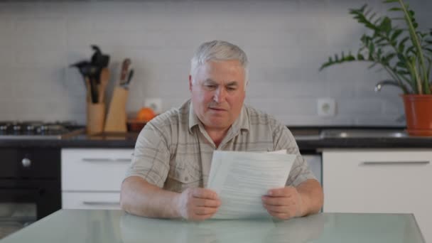 Äkta Skildring Pensionär Bekymrad Och Förvirrad När Han Läser Ett — Stockvideo